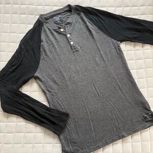 Abercrombie & Fitch Men’s Gray and Black Long Sleeve Henley Tee